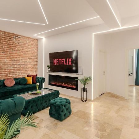 Luxury Living: Smart 2Br Apartment At Unirii Square Bukarest Kültér fotó