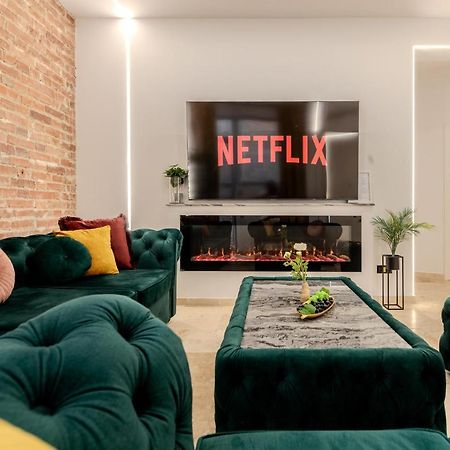 Luxury Living: Smart 2Br Apartment At Unirii Square Bukarest Kültér fotó