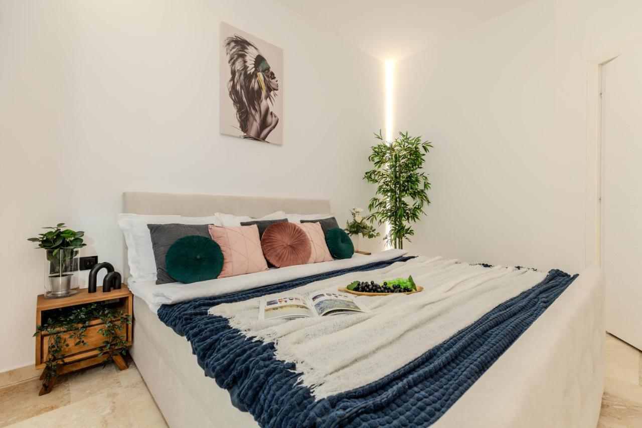 Luxury Living: Smart 2Br Apartment At Unirii Square Bukarest Kültér fotó