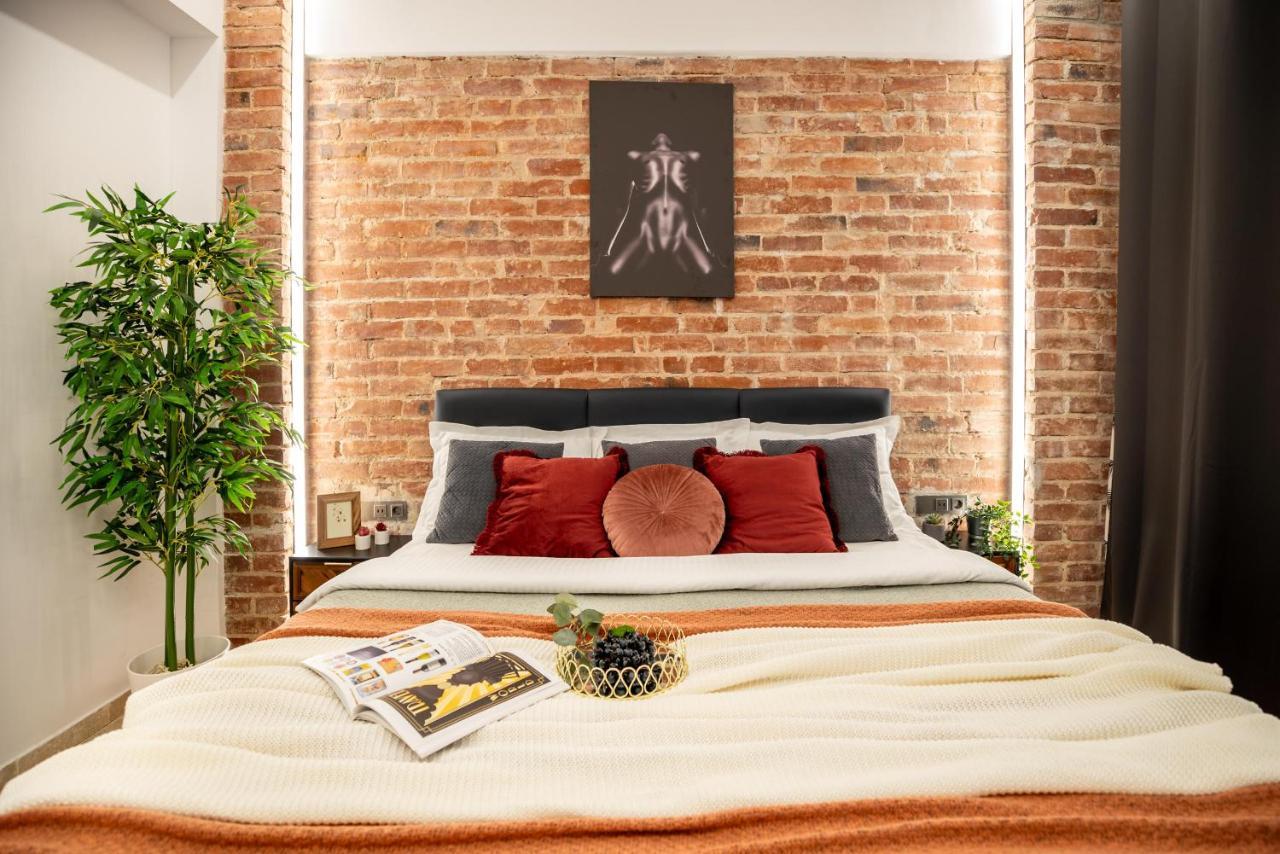 Luxury Living: Smart 2Br Apartment At Unirii Square Bukarest Kültér fotó
