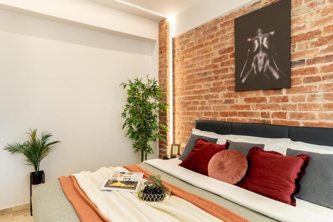 Luxury Living: Smart 2Br Apartment At Unirii Square Bukarest Kültér fotó