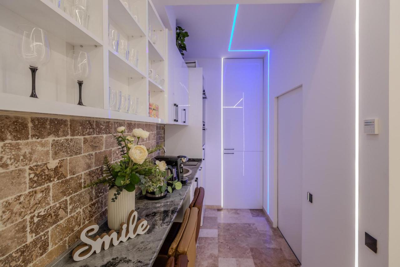 Luxury Living: Smart 2Br Apartment At Unirii Square Bukarest Kültér fotó