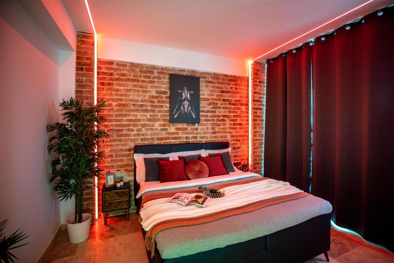 Luxury Living: Smart 2Br Apartment At Unirii Square Bukarest Kültér fotó