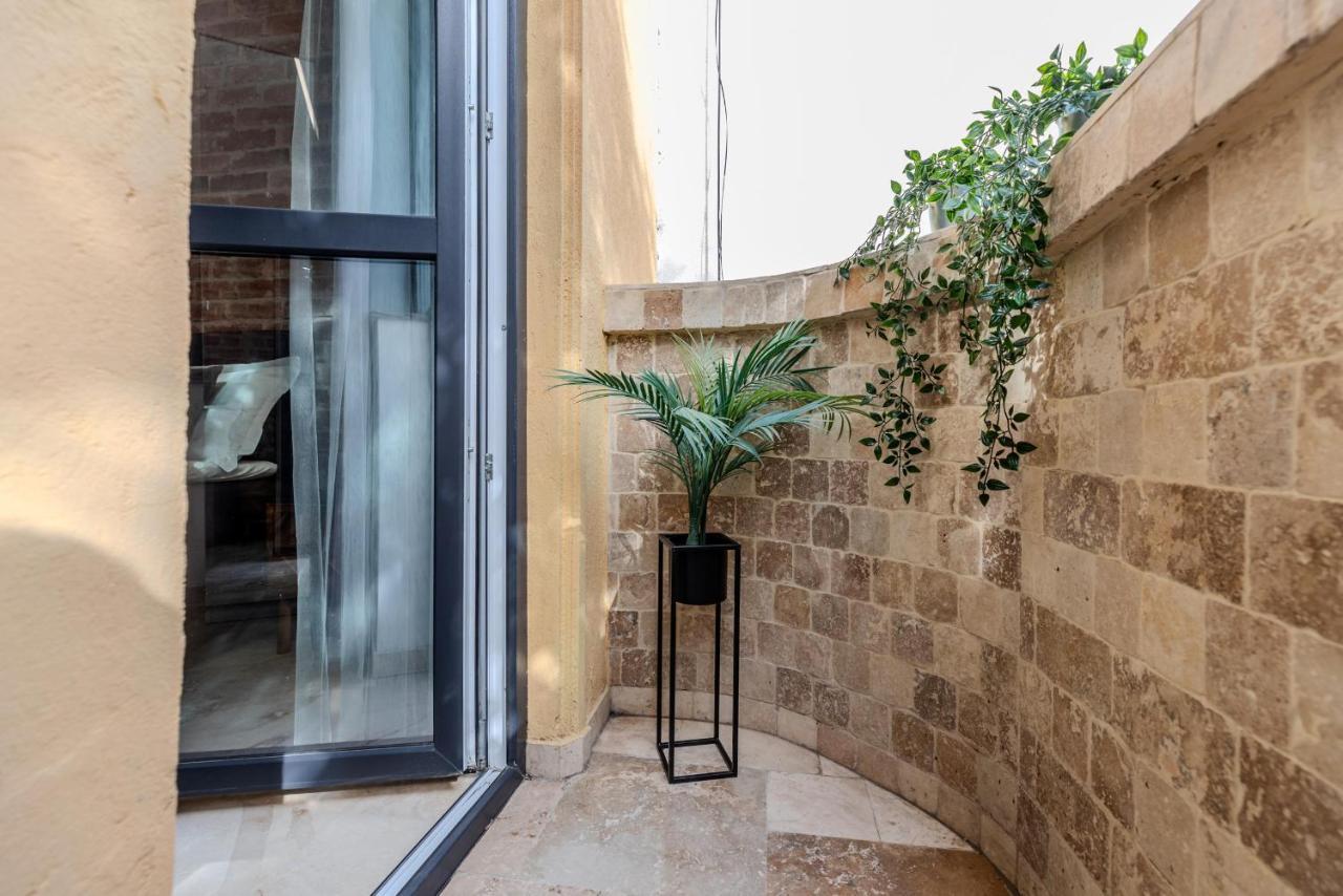 Luxury Living: Smart 2Br Apartment At Unirii Square Bukarest Kültér fotó