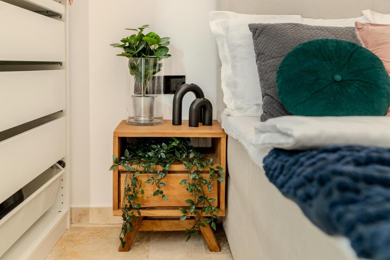 Luxury Living: Smart 2Br Apartment At Unirii Square Bukarest Kültér fotó