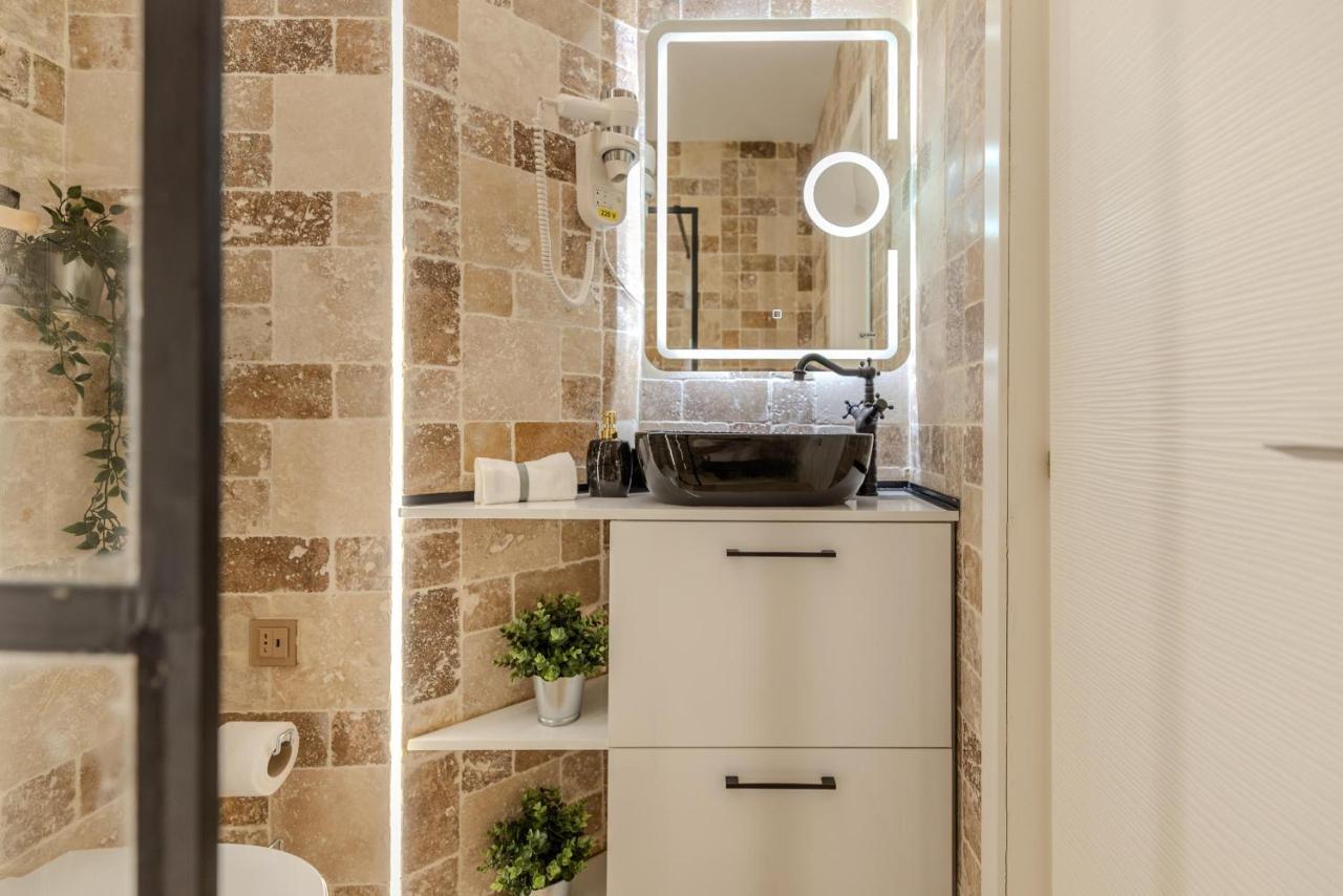 Luxury Living: Smart 2Br Apartment At Unirii Square Bukarest Kültér fotó