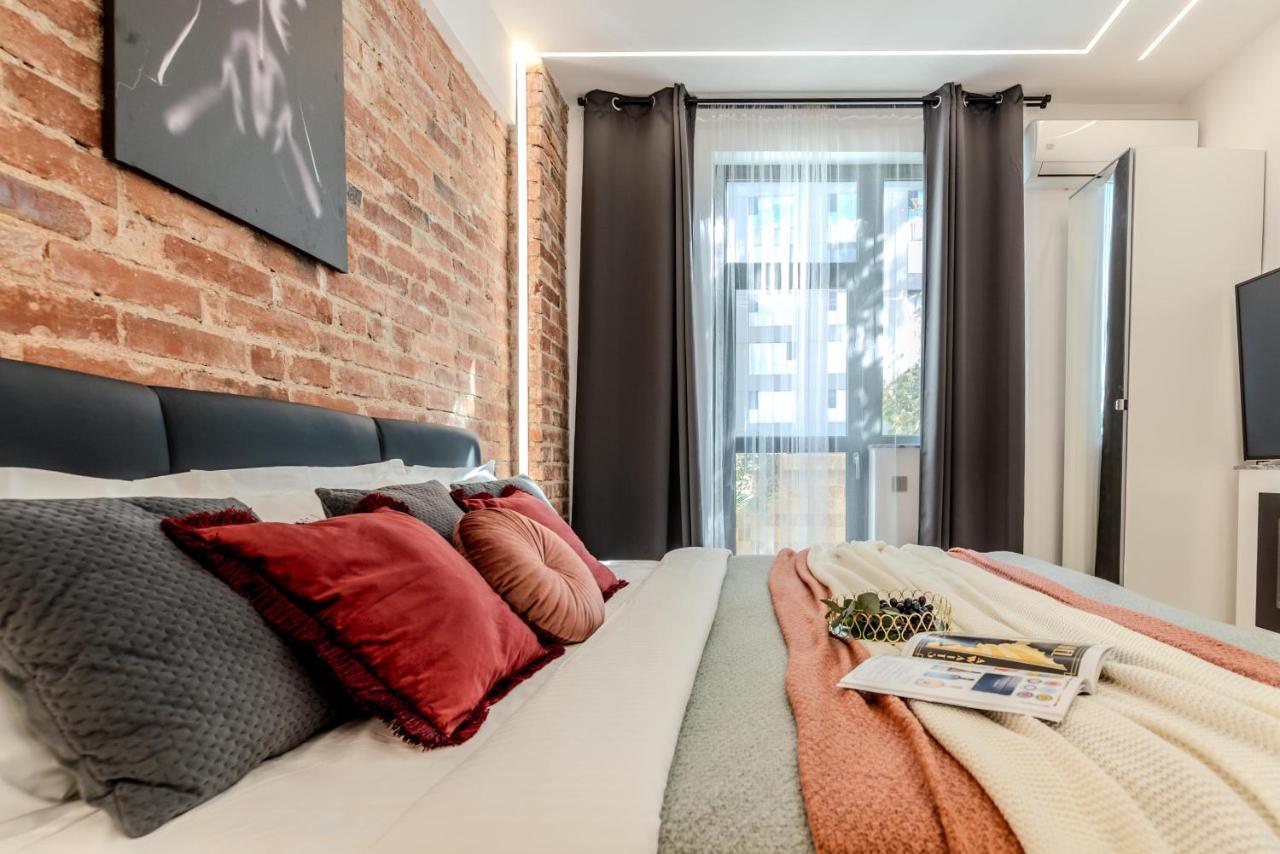 Luxury Living: Smart 2Br Apartment At Unirii Square Bukarest Kültér fotó