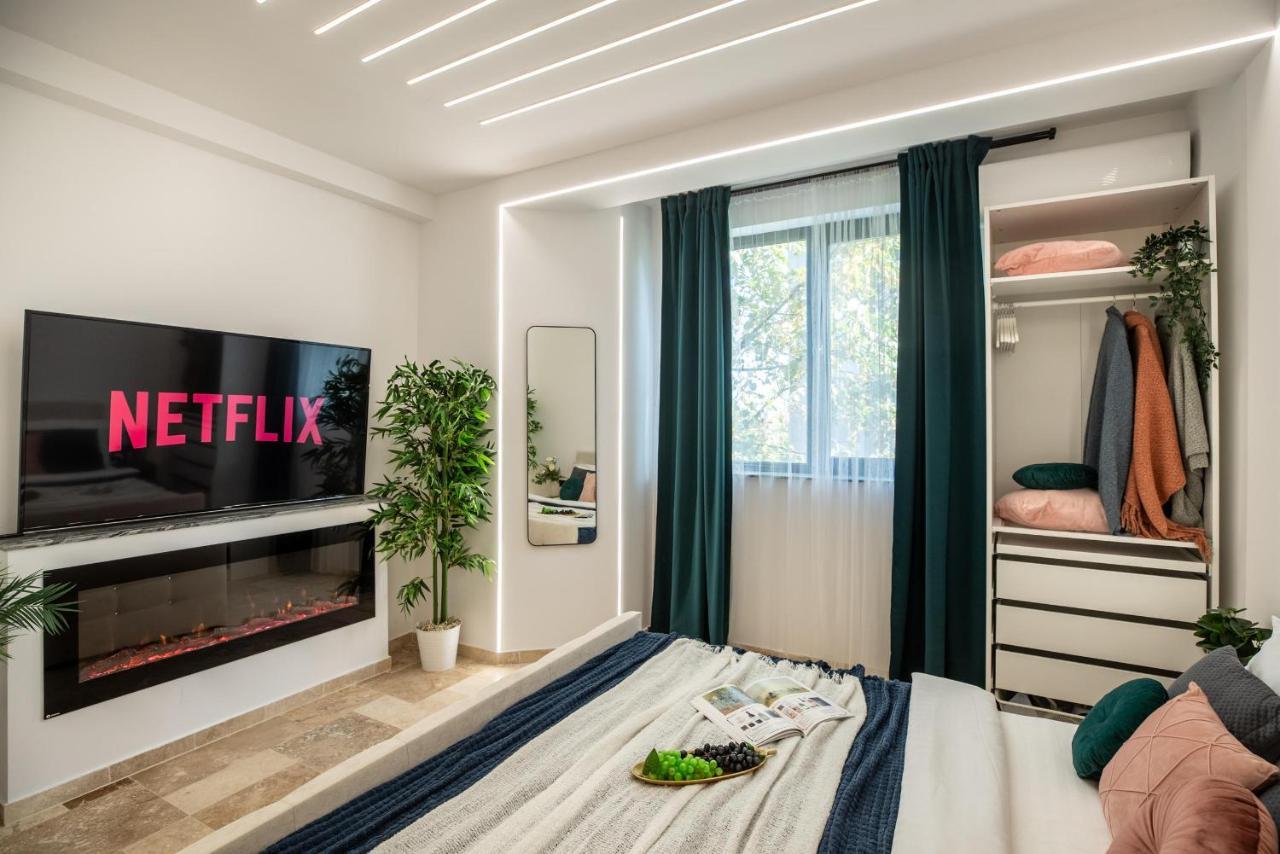 Luxury Living: Smart 2Br Apartment At Unirii Square Bukarest Kültér fotó