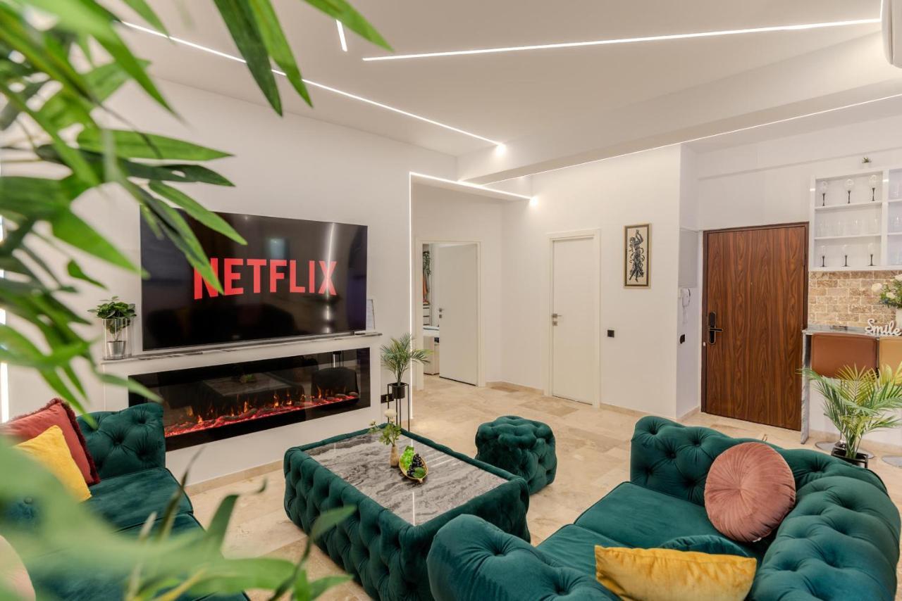 Luxury Living: Smart 2Br Apartment At Unirii Square Bukarest Kültér fotó