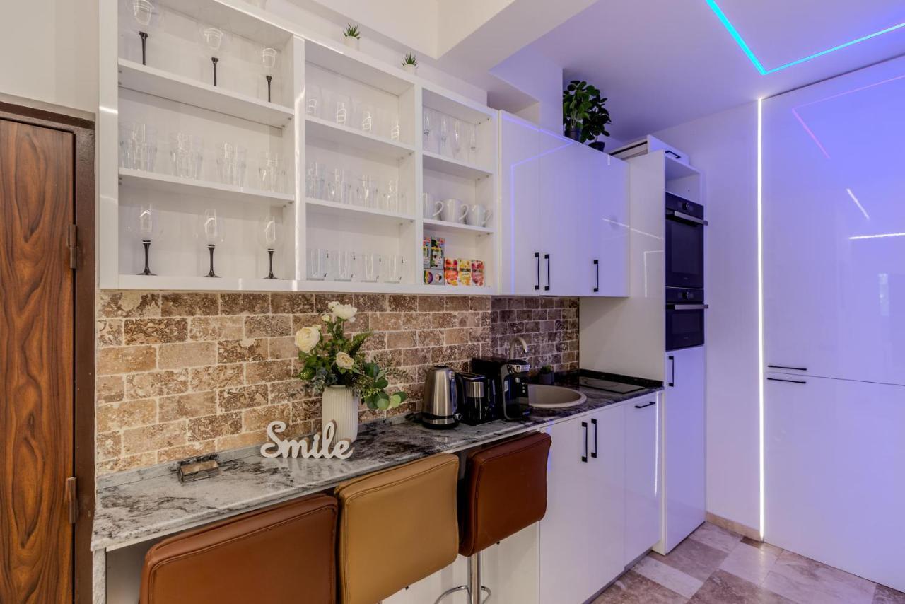 Luxury Living: Smart 2Br Apartment At Unirii Square Bukarest Kültér fotó