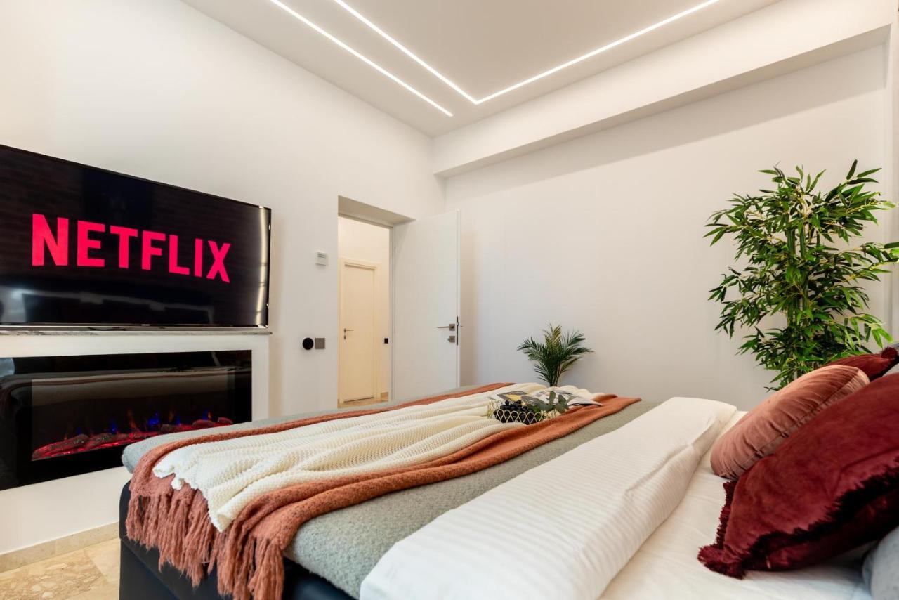 Luxury Living: Smart 2Br Apartment At Unirii Square Bukarest Kültér fotó