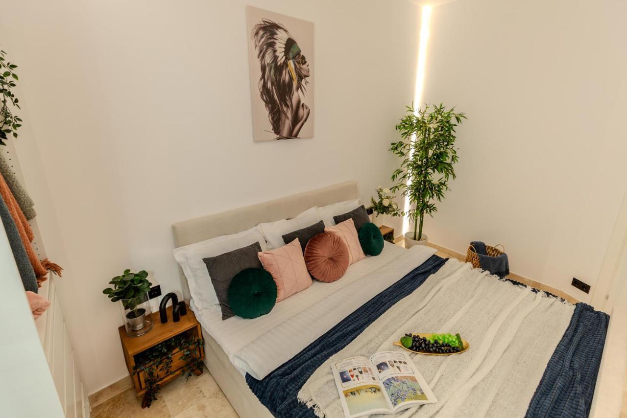 Luxury Living: Smart 2Br Apartment At Unirii Square Bukarest Kültér fotó
