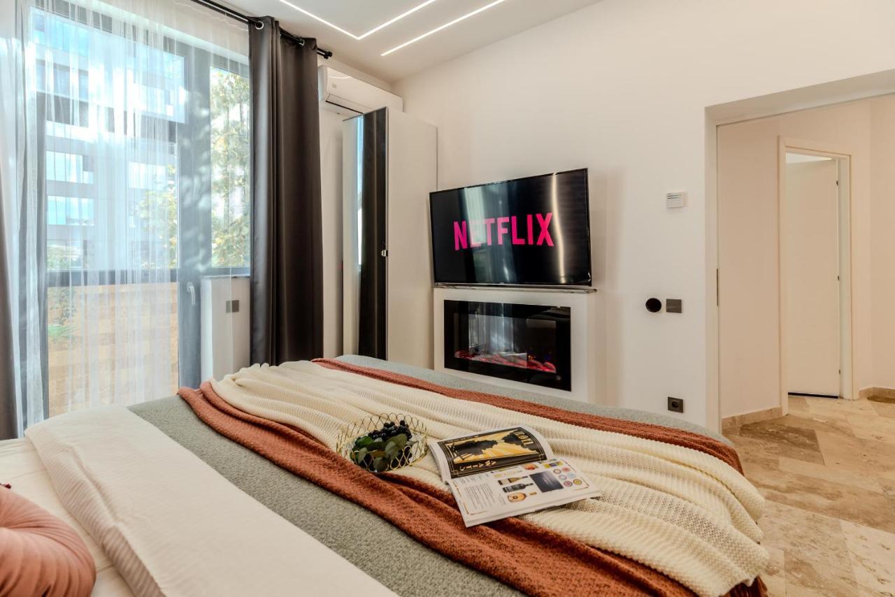 Luxury Living: Smart 2Br Apartment At Unirii Square Bukarest Kültér fotó
