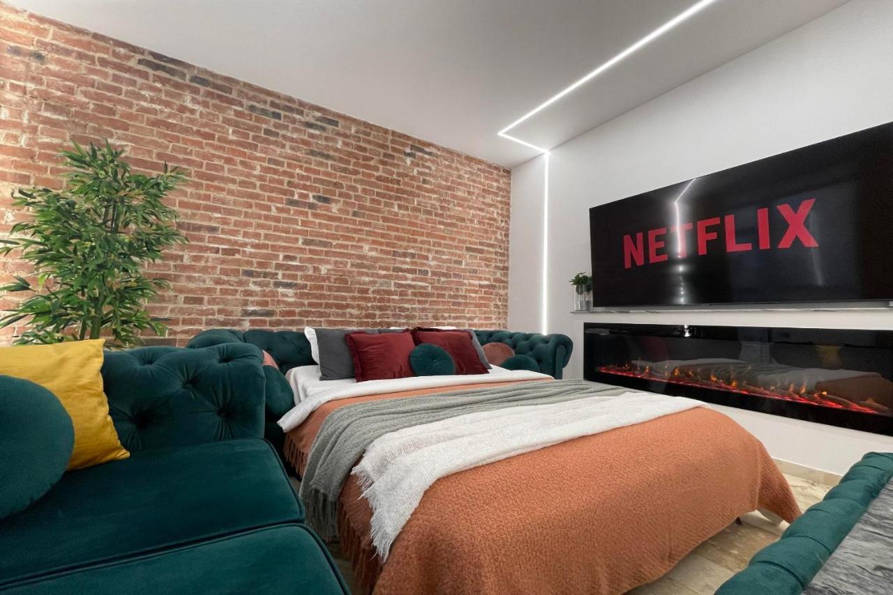 Luxury Living: Smart 2Br Apartment At Unirii Square Bukarest Kültér fotó