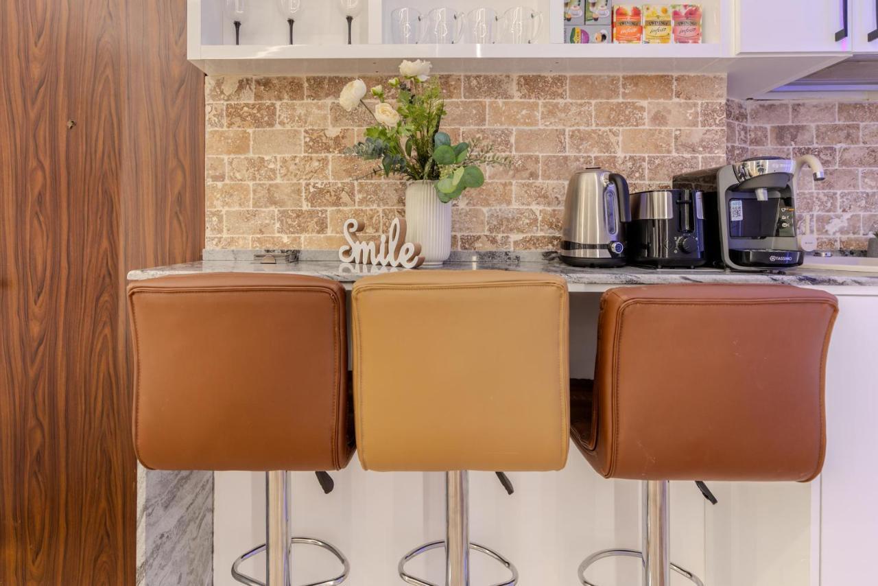 Luxury Living: Smart 2Br Apartment At Unirii Square Bukarest Kültér fotó