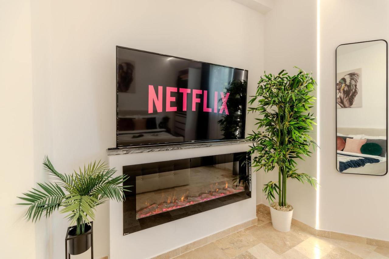 Luxury Living: Smart 2Br Apartment At Unirii Square Bukarest Kültér fotó