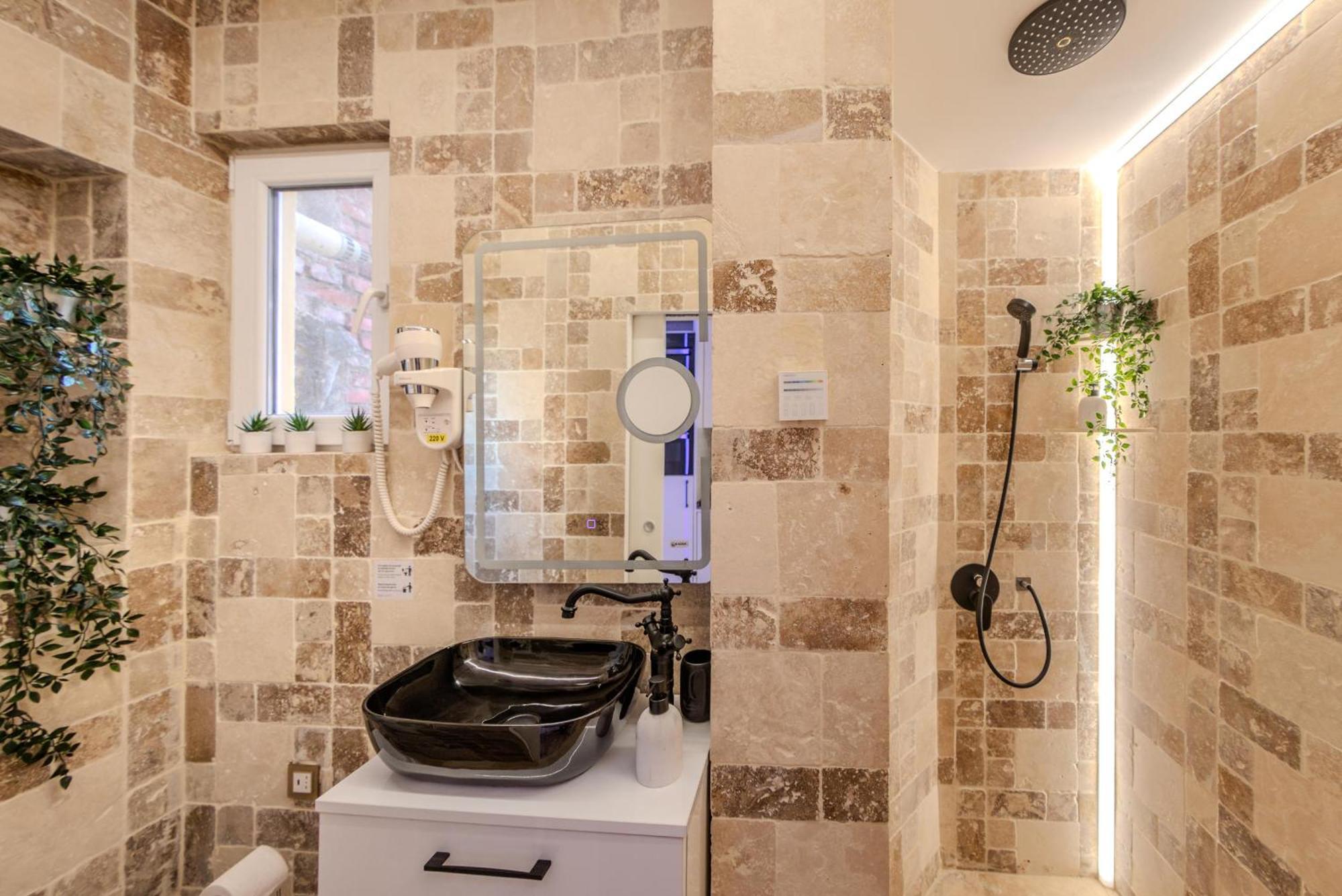 Luxury Living: Smart 2Br Apartment At Unirii Square Bukarest Kültér fotó