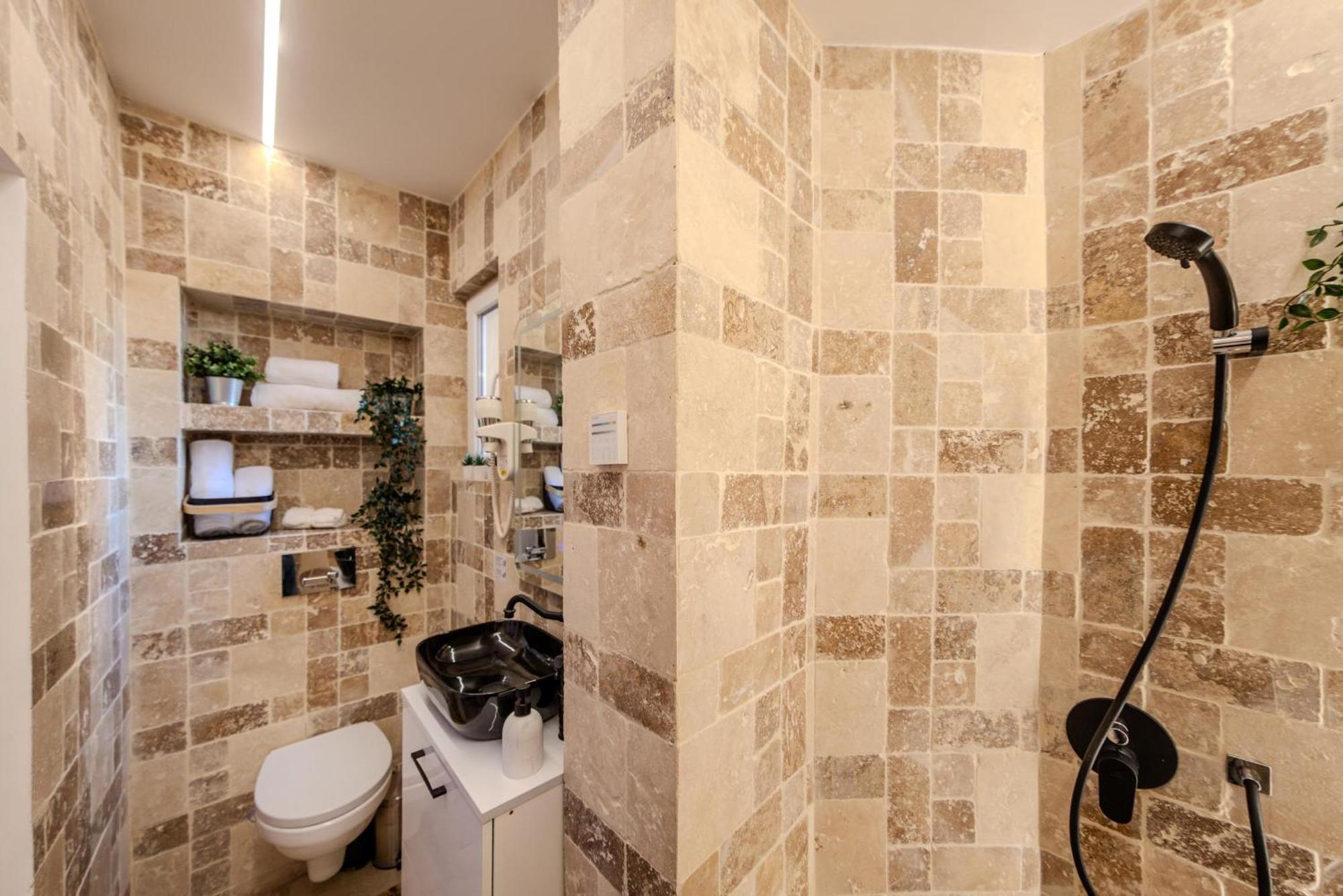 Luxury Living: Smart 2Br Apartment At Unirii Square Bukarest Kültér fotó