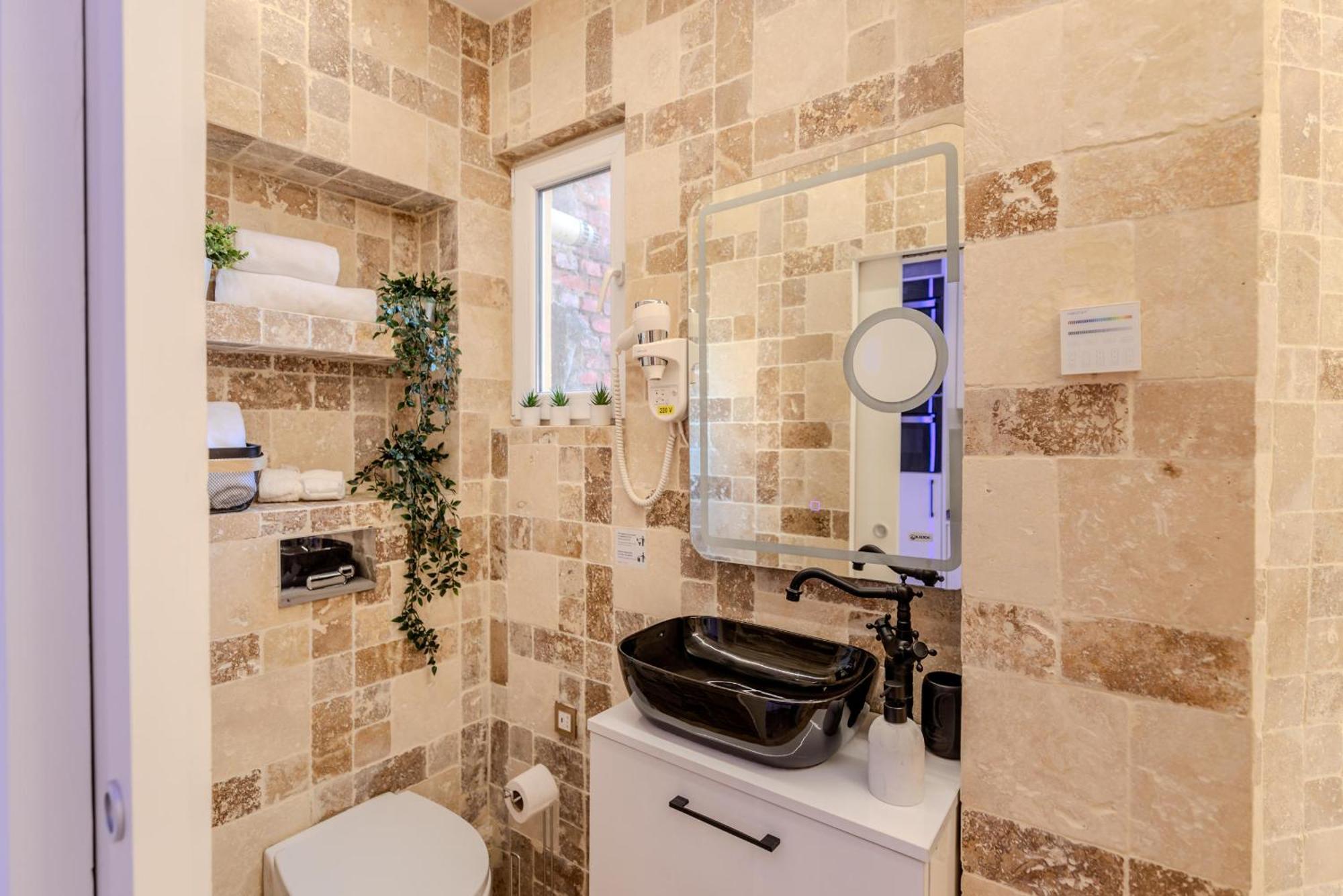 Luxury Living: Smart 2Br Apartment At Unirii Square Bukarest Kültér fotó