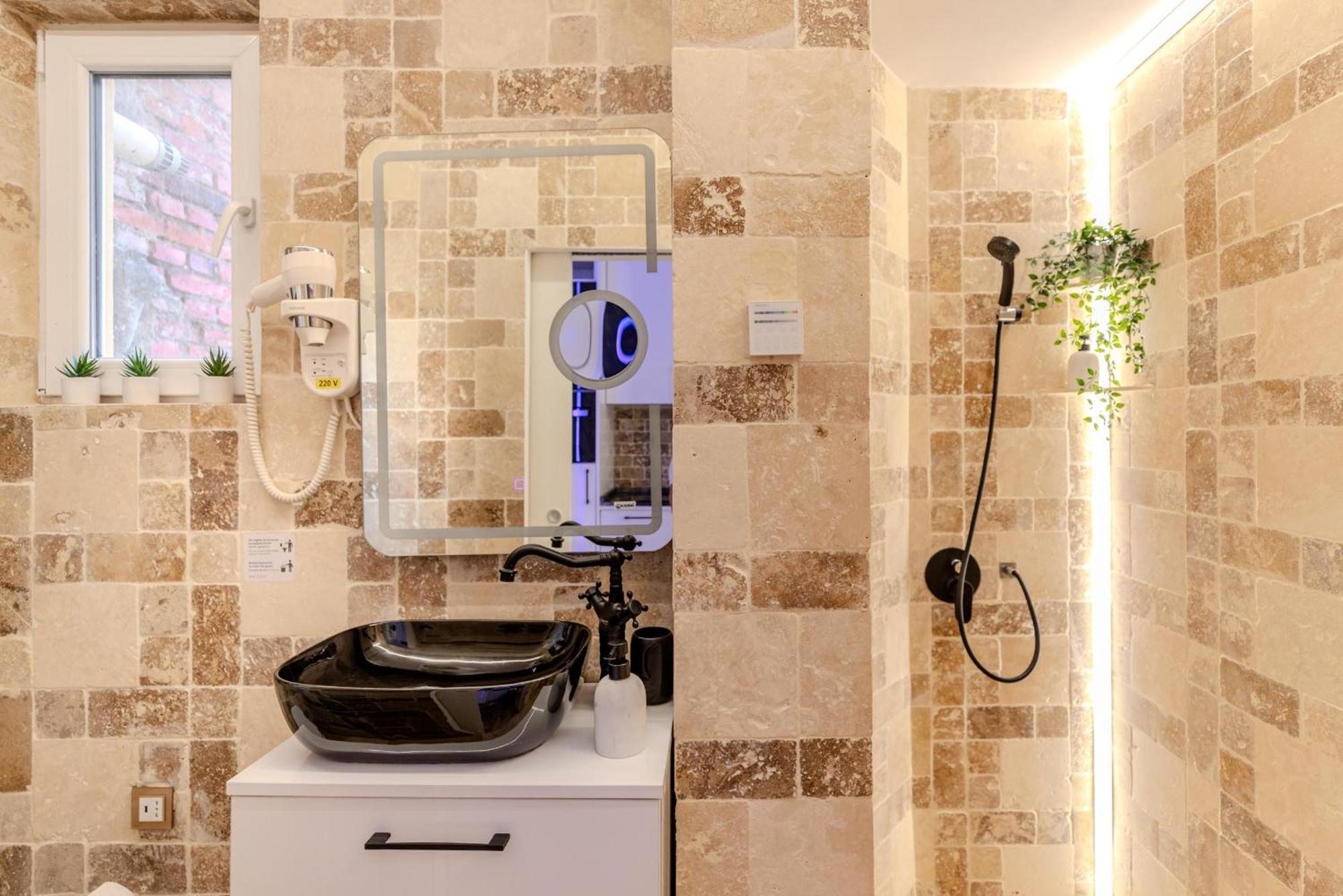 Luxury Living: Smart 2Br Apartment At Unirii Square Bukarest Kültér fotó