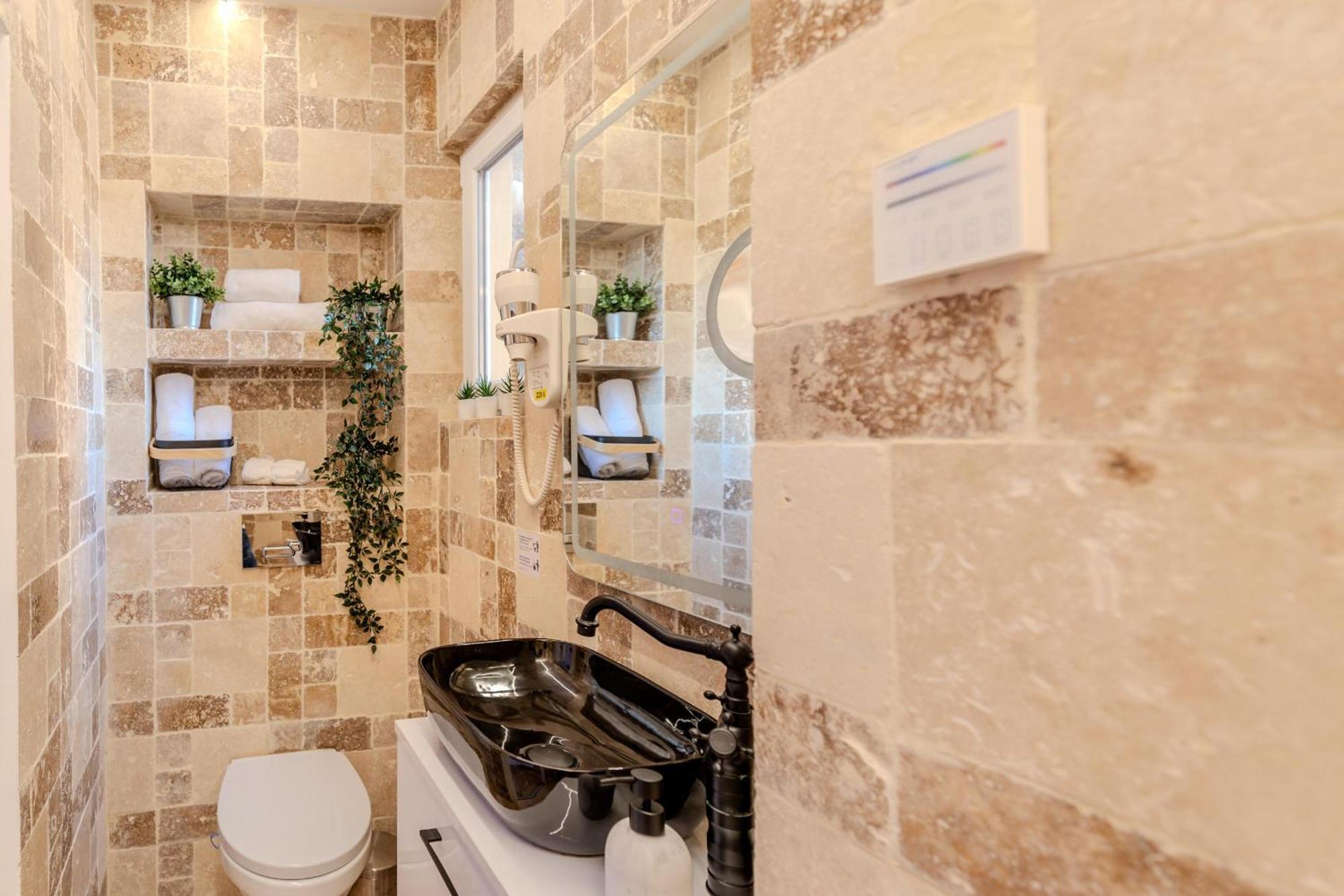 Luxury Living: Smart 2Br Apartment At Unirii Square Bukarest Kültér fotó